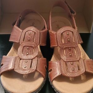 CLARKS LEISA VINE DARK TAN SANDALS SIZE 6M